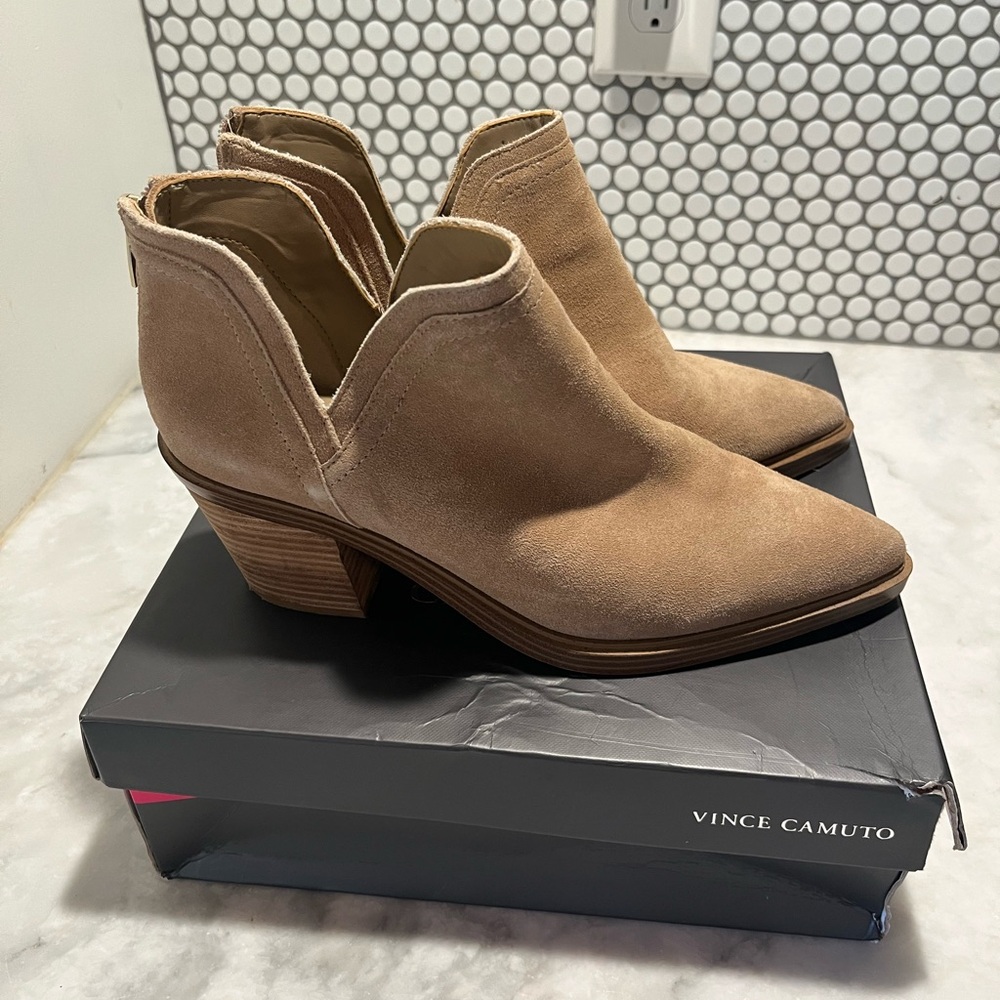 Vince Camuto VP-Reggie Tortilla Oiled Suede Booties 10 M Excellent Condition